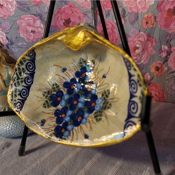 DECOUPAGE CLAM SHELL DECOUPAGE BLUE FLOWERS & PRINT TRINKET DISH - Picture 3 of 10